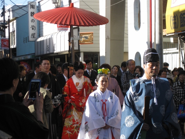 画像: 大賑わい「１００円結婚式」！！